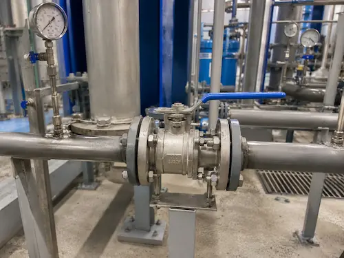 Robinet à tournant sphérique à siège en PTFE installé dans une canalisation de traitement chimique de l'eau
