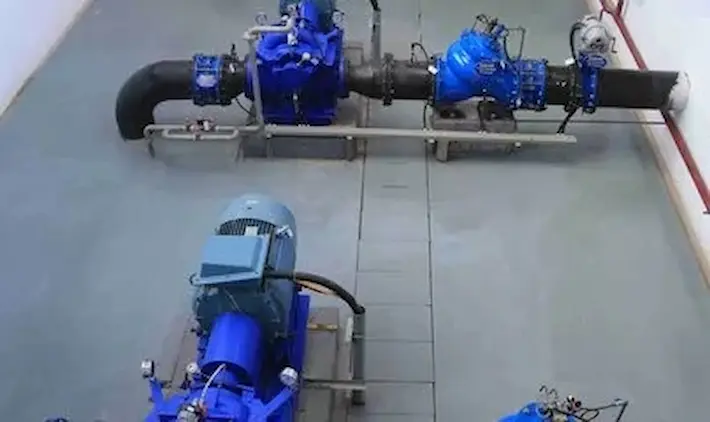 Dikey boşaltma borusuna monte edilmiş karter pompası çek valfleri