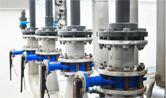 명확한 볼트 차트가 있는 파이프라인 시스템에 설치된 나비 밸브.