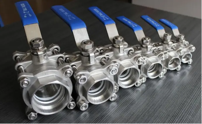 Endüstriyel boru sistemine monte edilmiş paslanmaz çelik vana