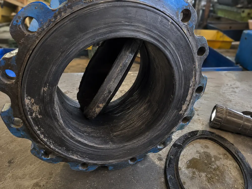 Rubber lined valve abrasion wear detail in slurry service Rubber lined valve abrasion wear detail in slurry service