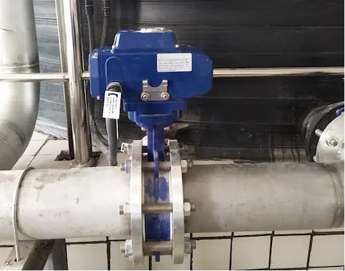 صمام الفراشة المبطن بـ EPDM مثبت في خط أنابيب معالجة المياه