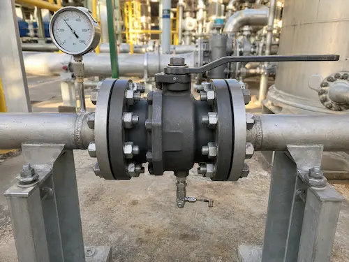 Valvola a sfera ad alta pressione installata nella conduttura industriale del gasolio