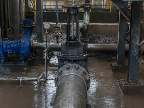 Valvola a ghigliottina rivestita in gomma installata nella tubazione dei liquami